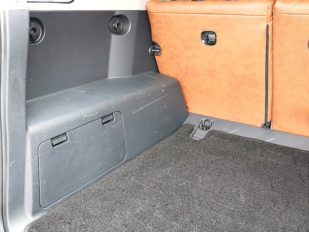 ラゲッジパネル。 どちらも使用感はありますが ガシガシ使用可能です。