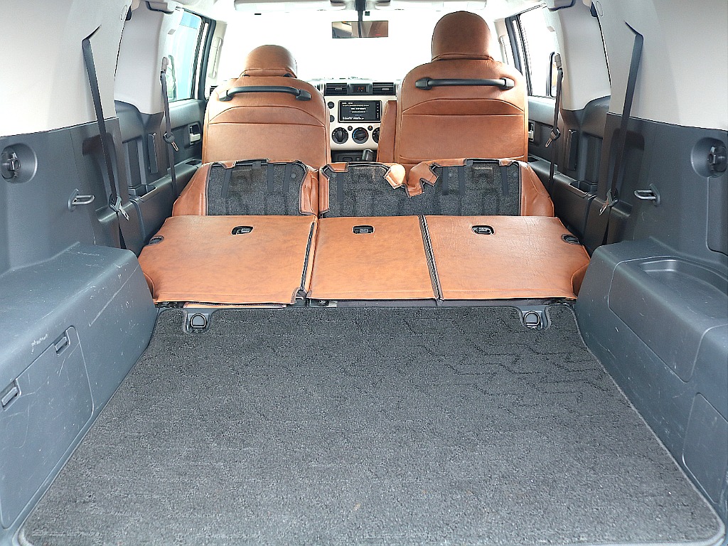 ラゲッジマット付きです。