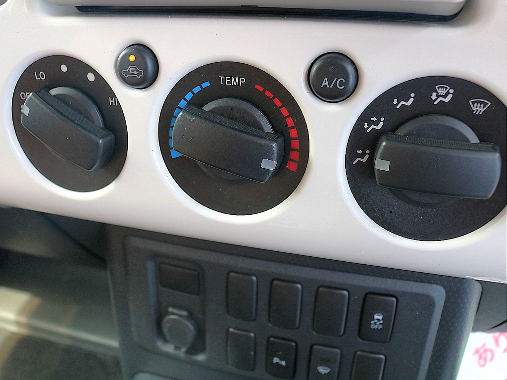 エアコン操作パネル。