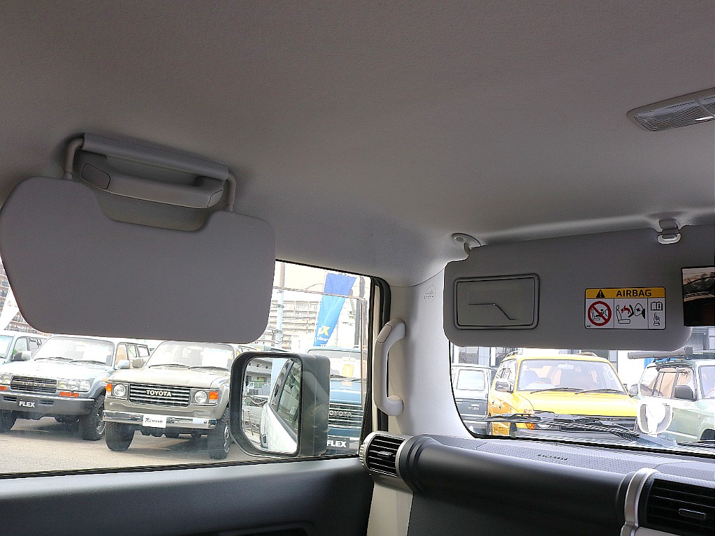 FJはサイドにもバイザーが付いております。