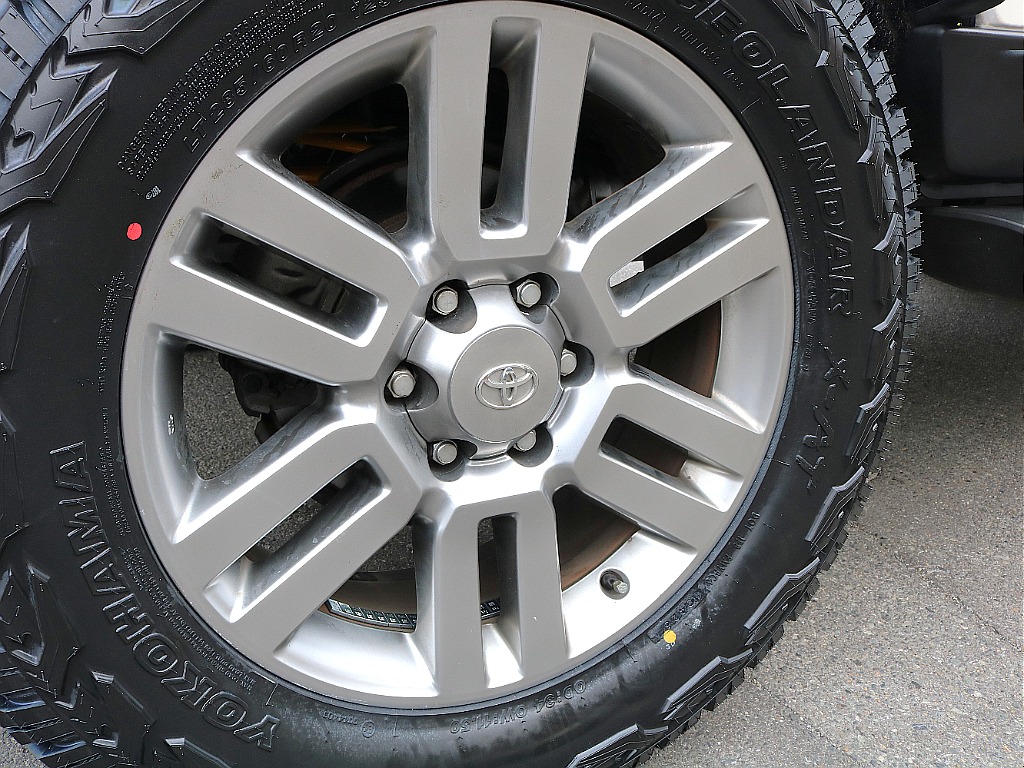 純正ホイールが無骨ながらも高級感も演出してくれています。