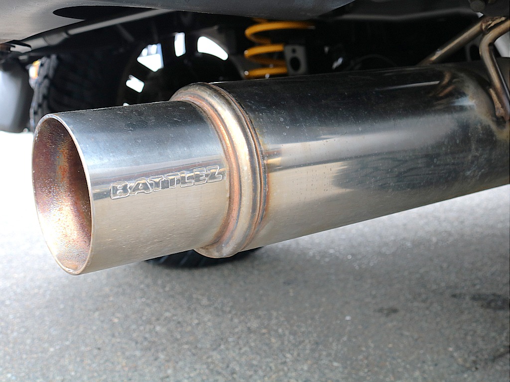 BATTLEZマフラー付き。