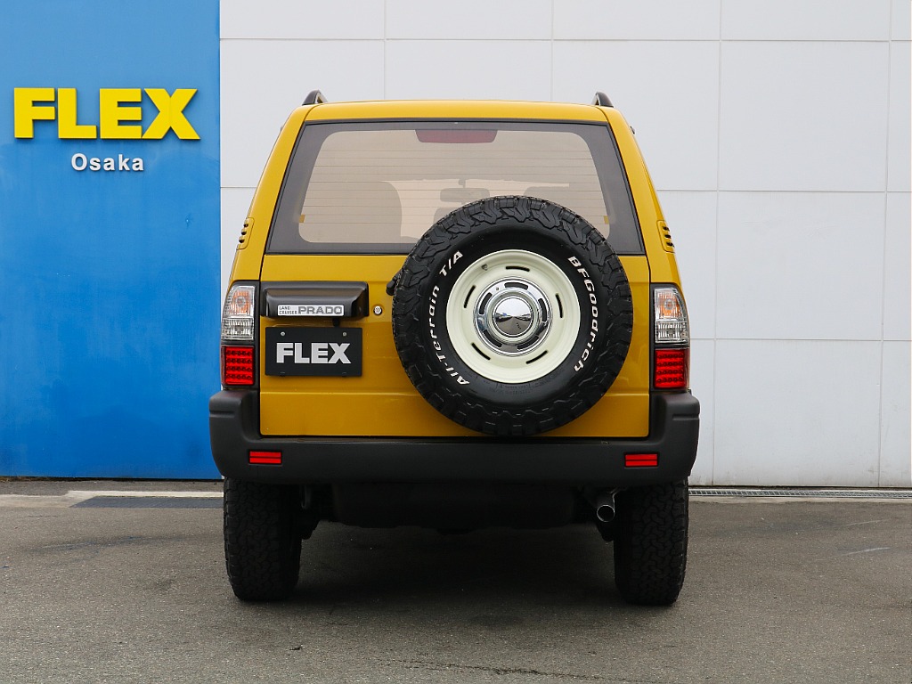 背面タイヤ付きで四駆らしさのあるリアビュー。