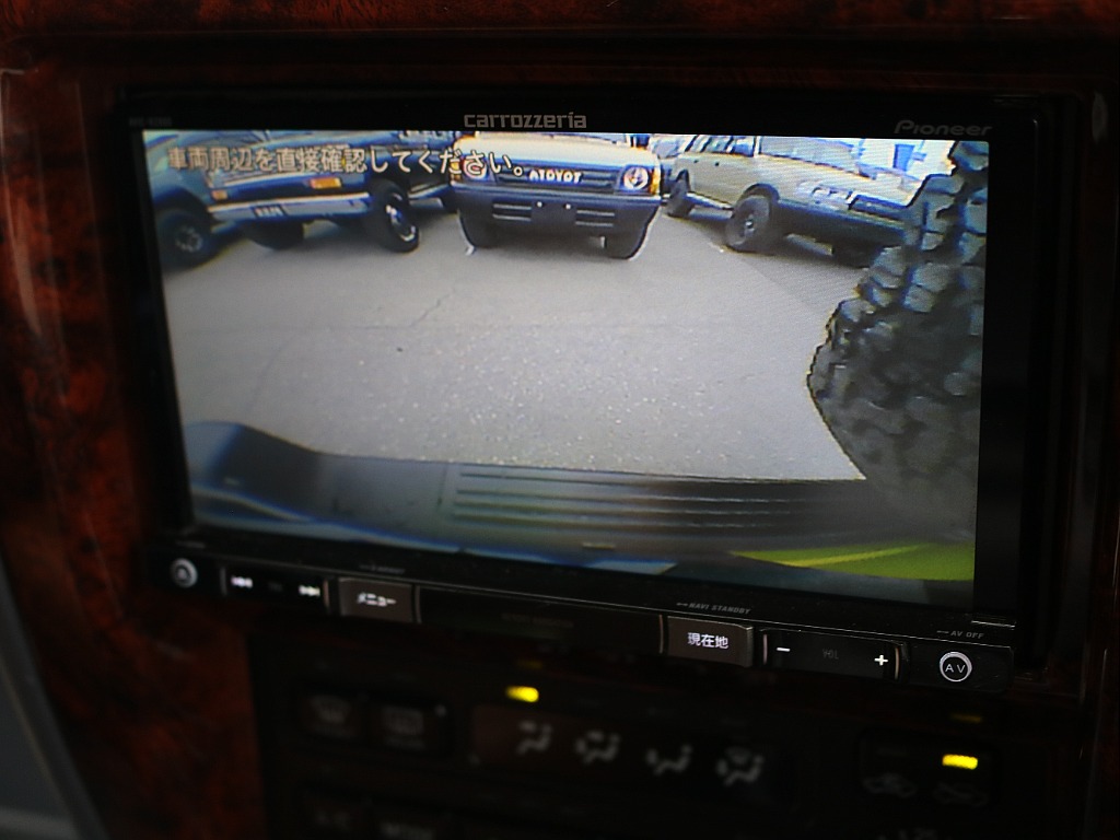 バックカメラ付き！ランクルの大きな車体には欠かせません。