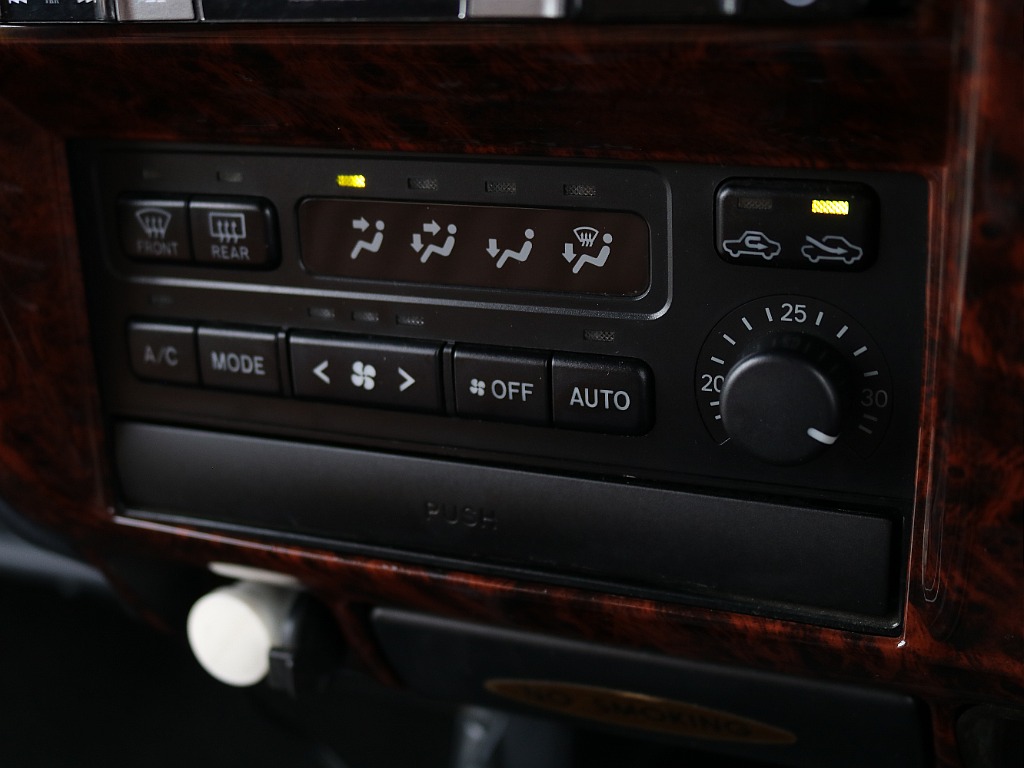 エアコンスイッチも状態良好です。