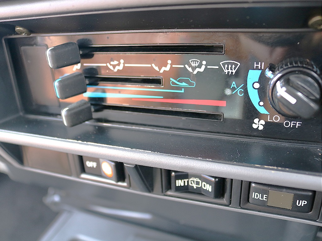 エアコン操作パネル。