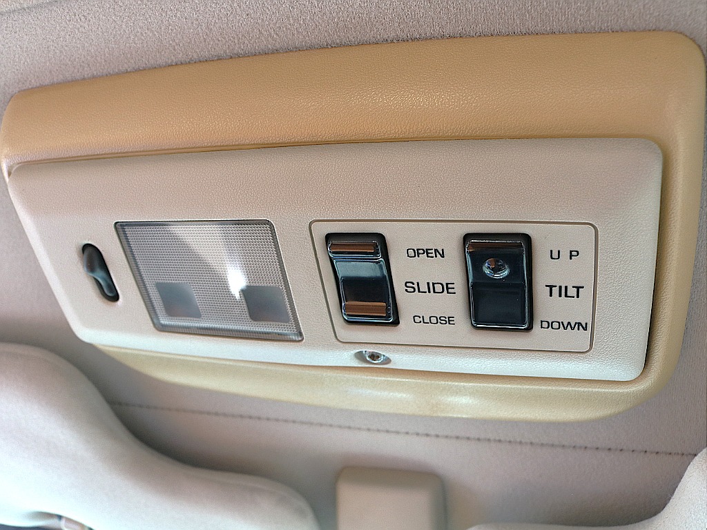 サンルーフ付き。