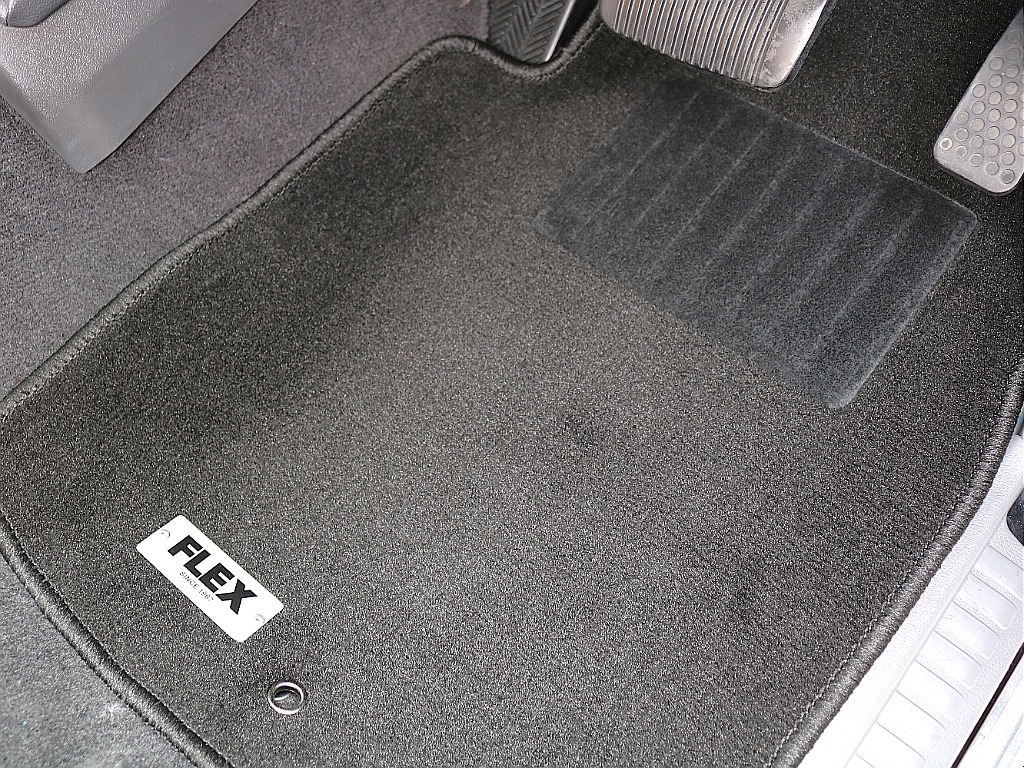 新品ブラックフロアマット。