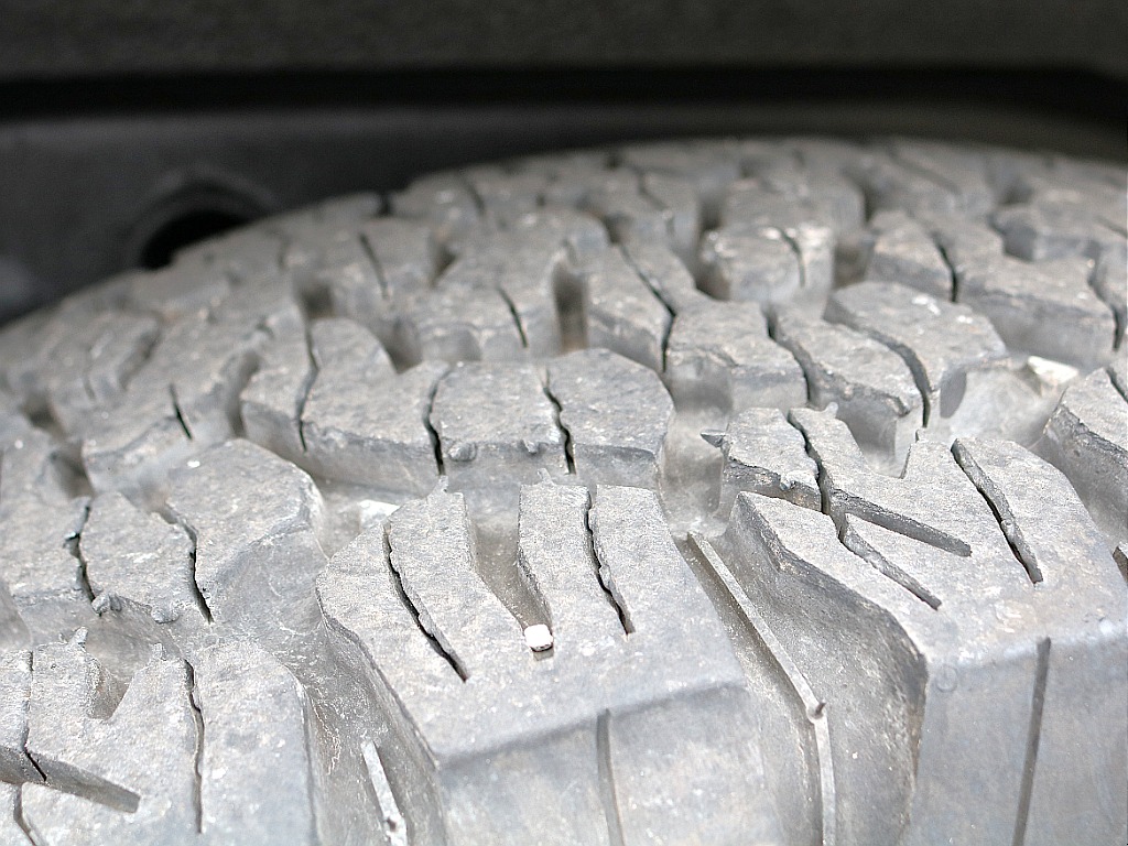 中古ですが溝やヒビ等は問題なしです。