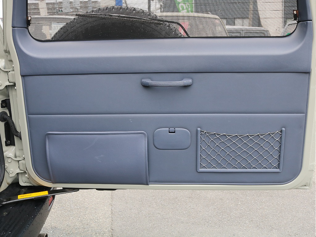 バックドア内張。