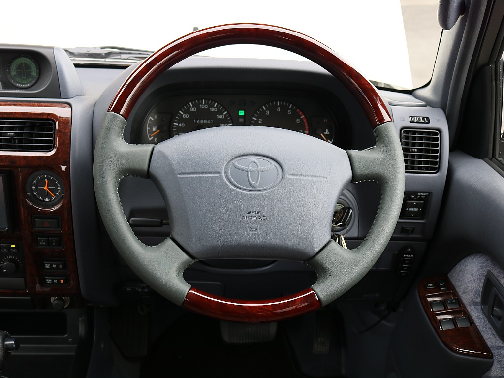 新品ウッドコンビステアリング。