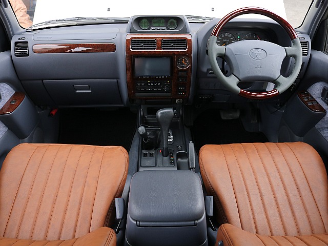 グレー内装×木目パネル。