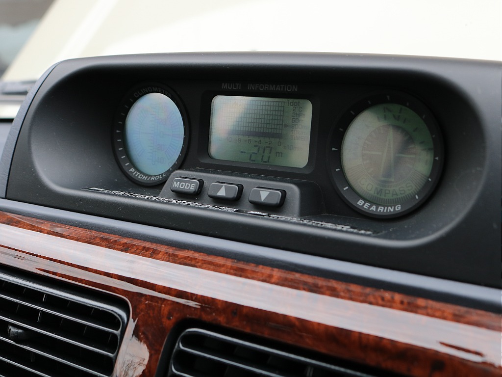 純正３連メーター。