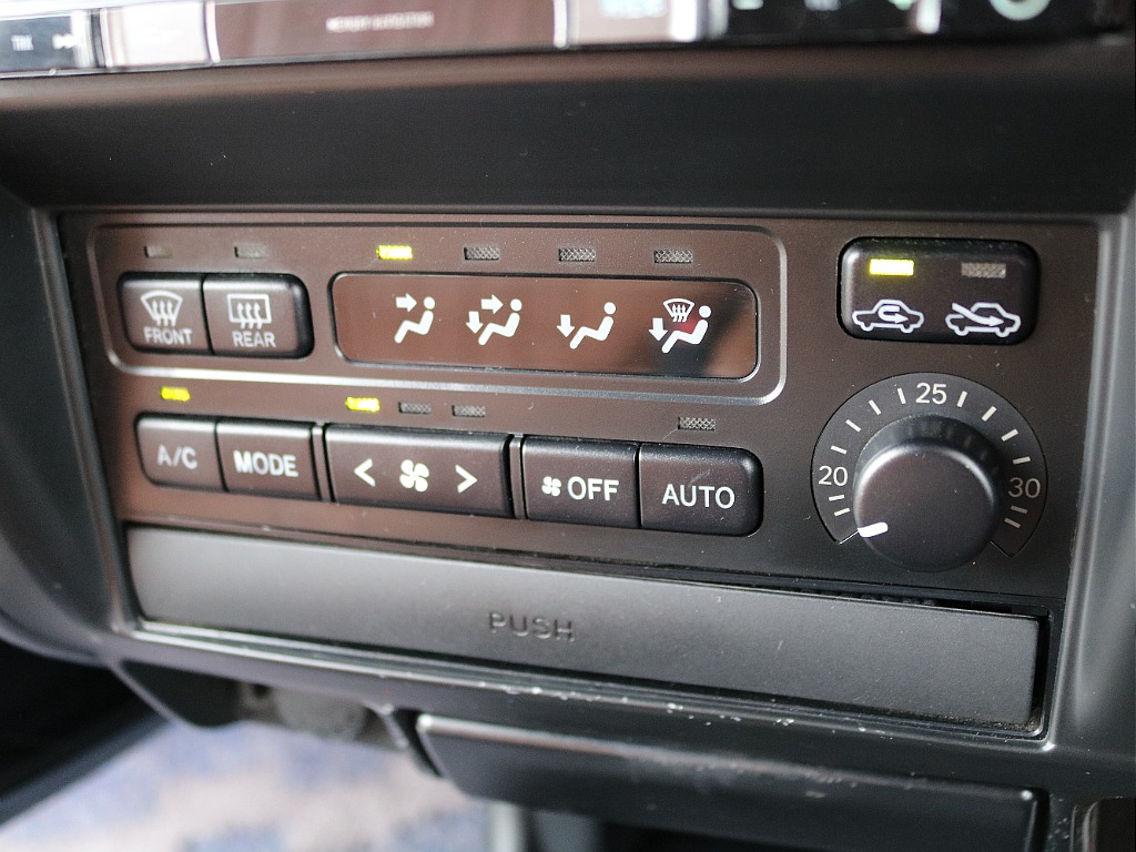 エアコンスイッチ類も割れなく綺麗です。