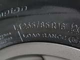 タイヤサイズは235/85R16です。