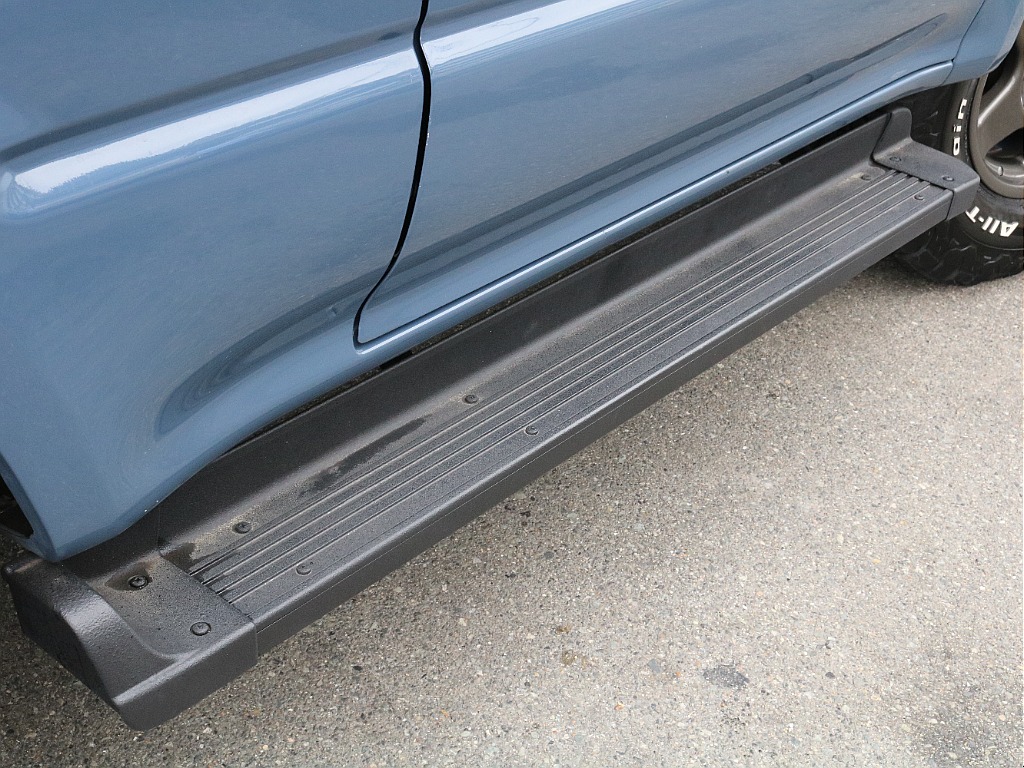 サイドステップ付きで乗り降りも快適です♪