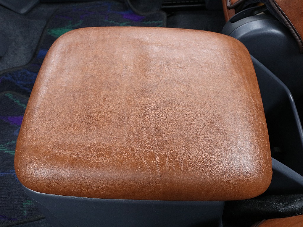 センターコンソールもブラウンレザーに張り替え済みです！