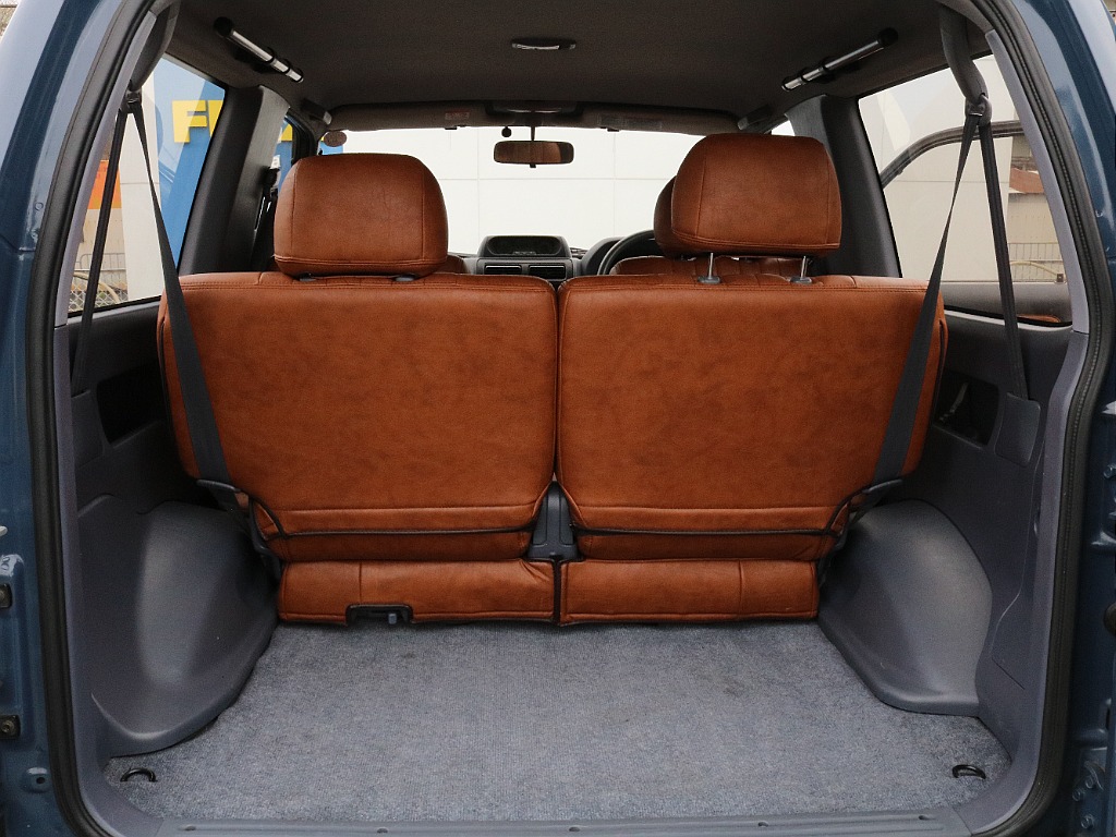 ショートボディのコンパクトな見た目からは想像のつかない広さのラゲッジスペースがございます！