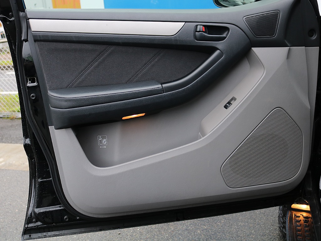 ドア内張1列目左