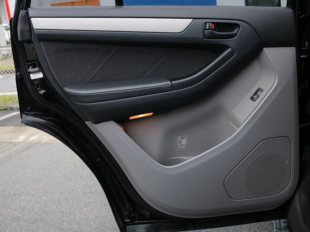 ドア内張2列目左