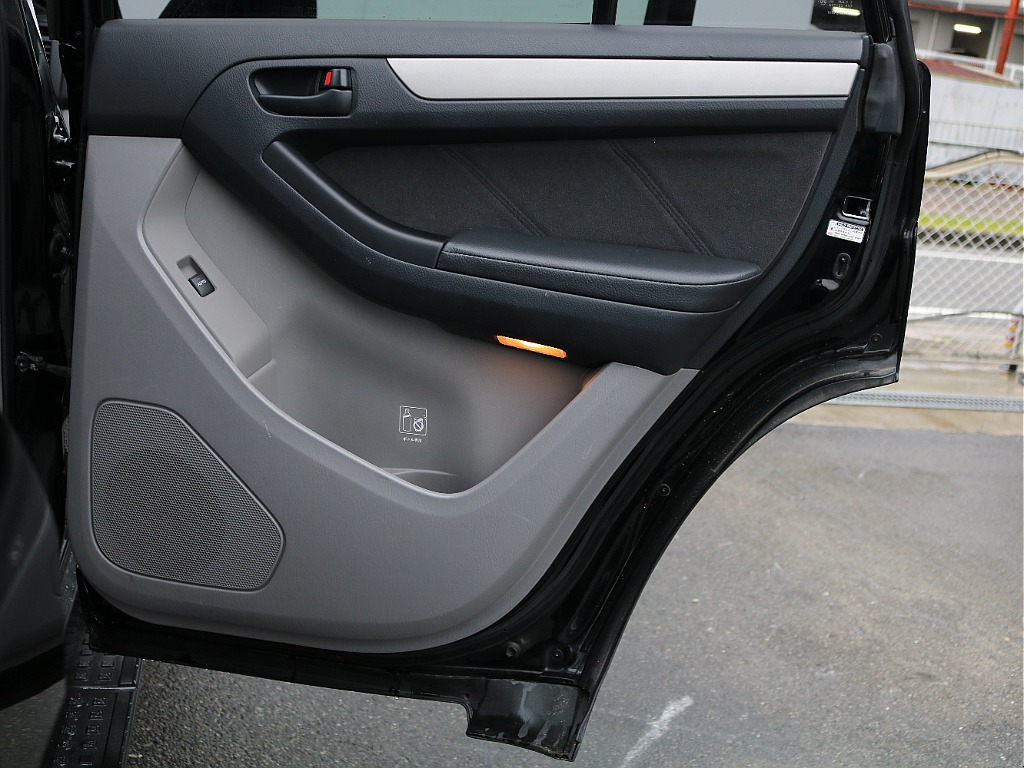 ドア内張2列目右