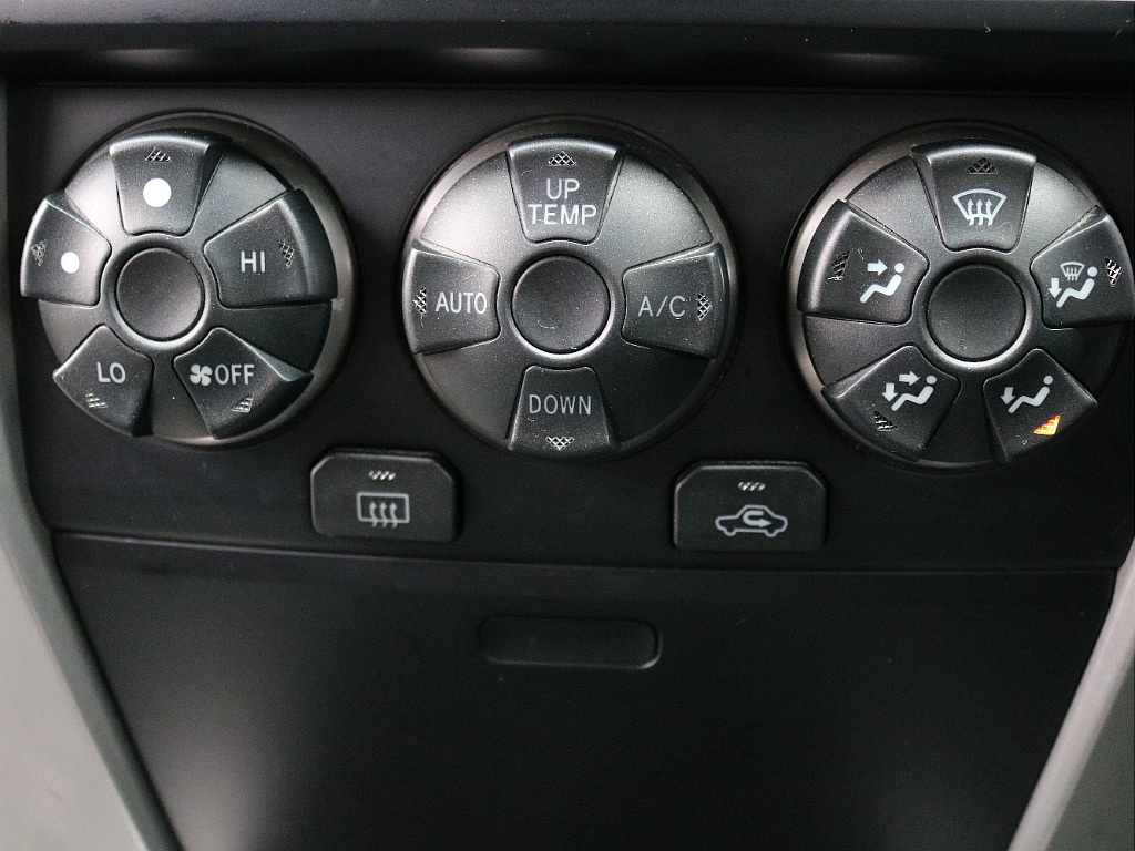 215サーフ特有のエアコンスイッチ！桜みたいですね♪