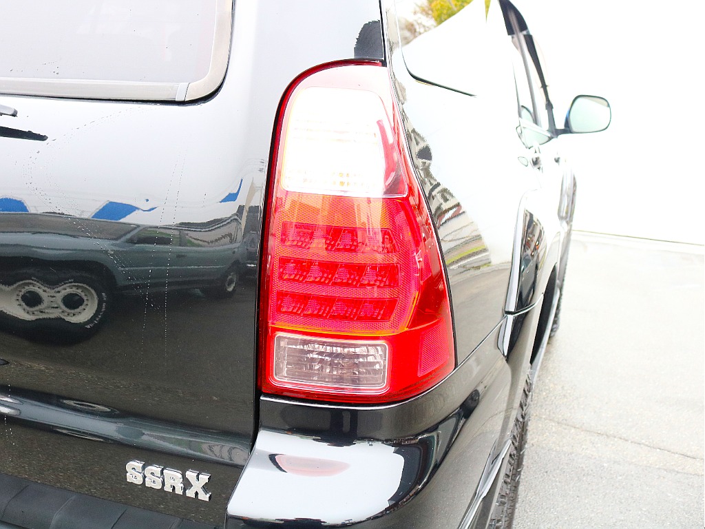 純正テールレンズ。