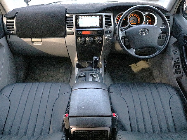 室内もブラック基調、低走行ならではの状態の良さ。 ダッシュボードの割れもなく、新品でダッシュボードマットを装着。