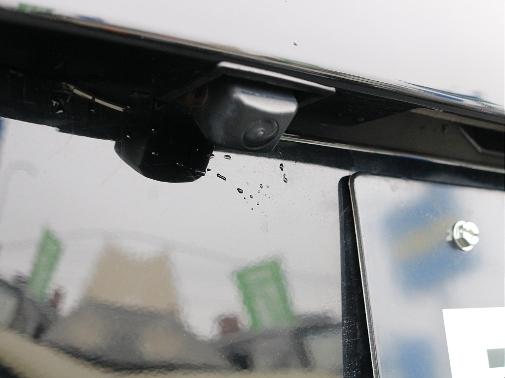 ナンバー灯付近にバックカメラございます！