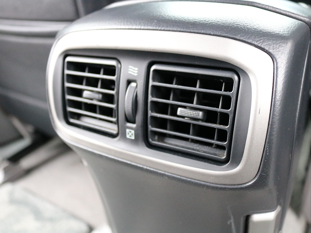 リアエアコン付きで後席も快適♪