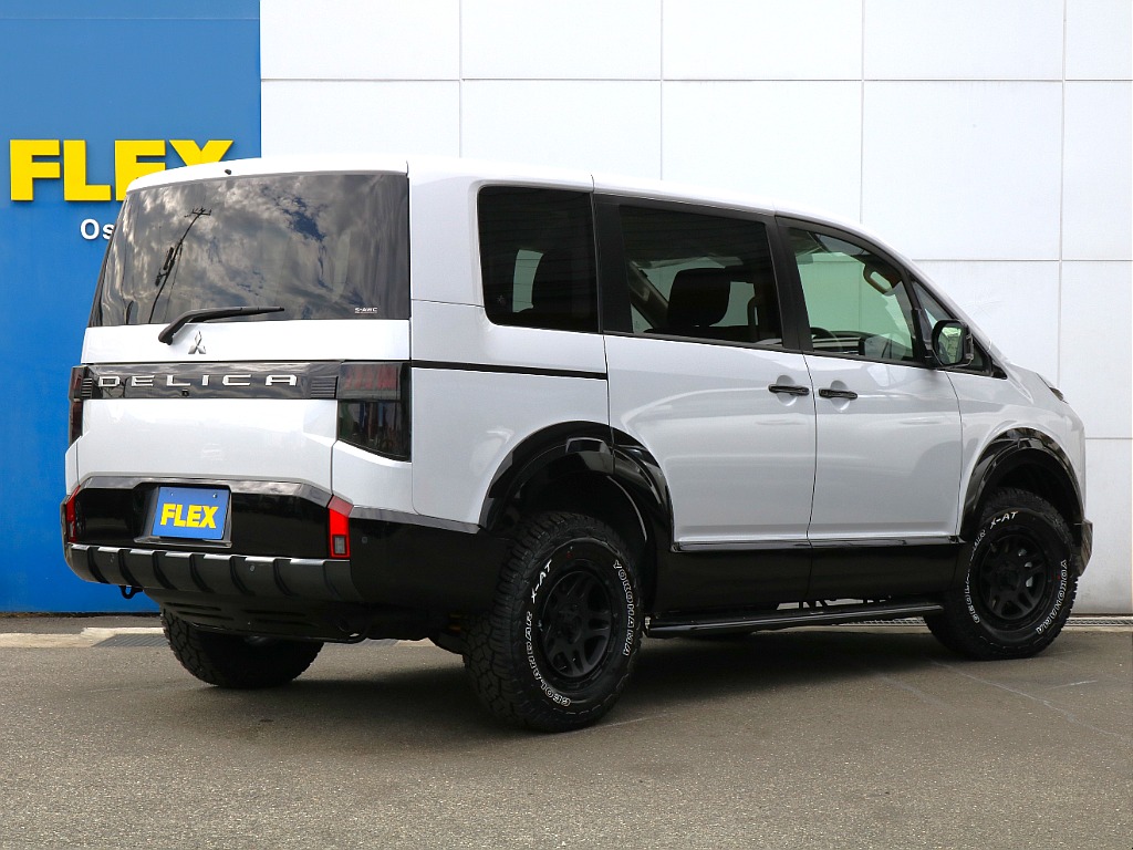 ホワイト×ブラック。