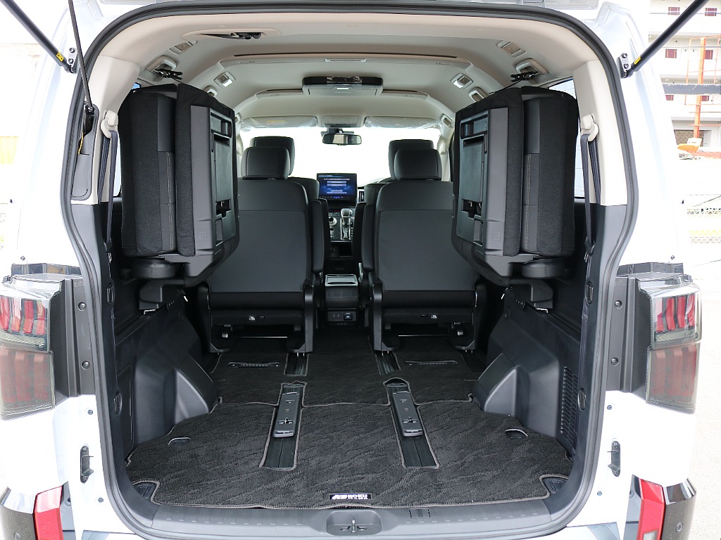 ３列目を跳ね上げると広々とした空間が広がります。