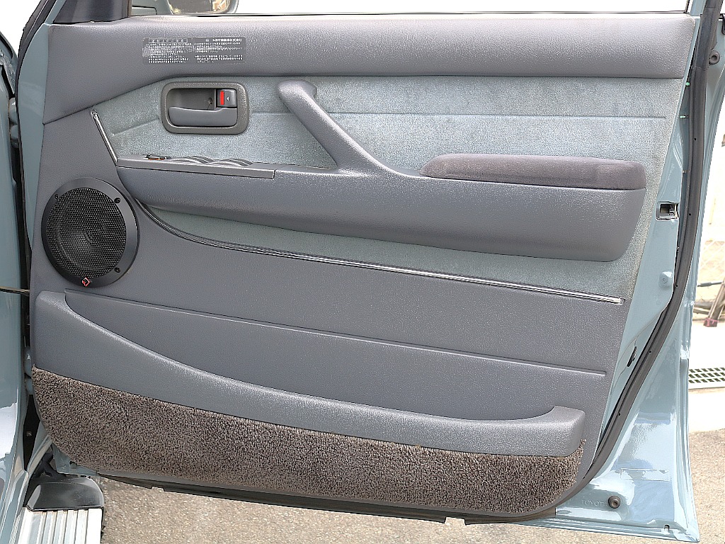 ドア内張1列目右