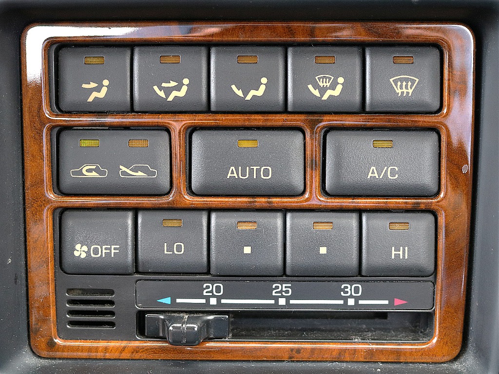 スイッチの周辺も木目調です♪