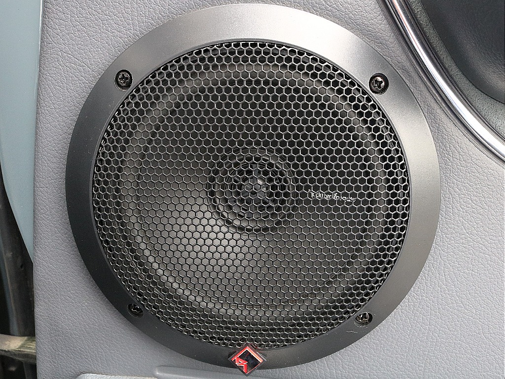 1列目は社外スピーカーに交換済み！ 嬉しいカスタムです♪