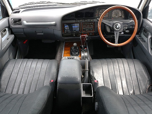 内装は黒を基調としたカスタムが施されております☆