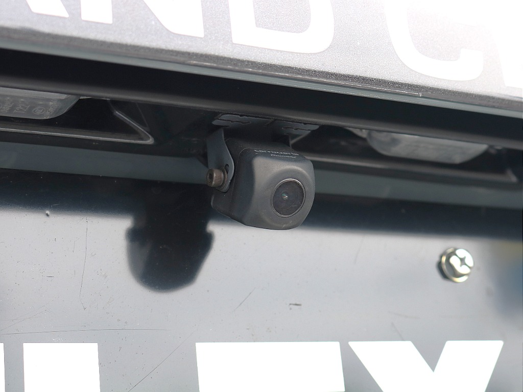 バックカメラはナンバー灯付近にございます。