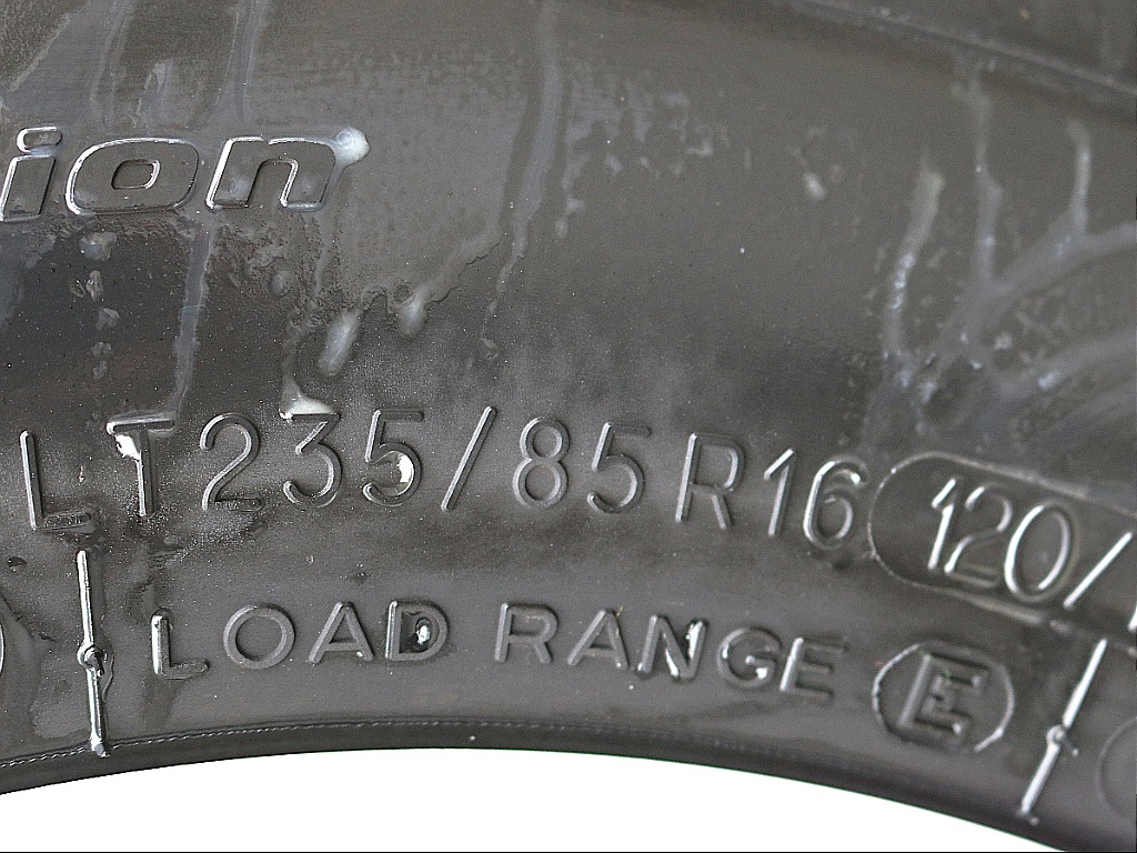 タイヤサイズは、235/85R16です！