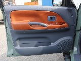 内張は、車内空間に合わせた合皮に変更済み。