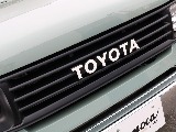 マットブラックグリルに、横文字TOYOTAでクラシックさを演出。