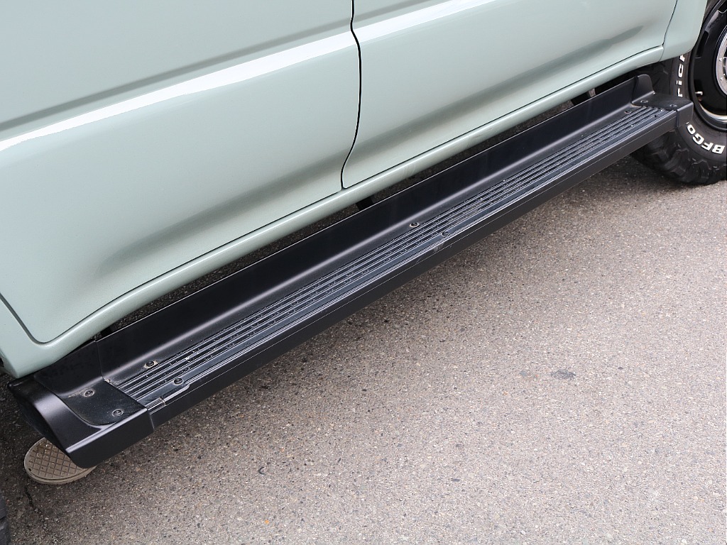 サイドステップ付きで乗り降り快適！