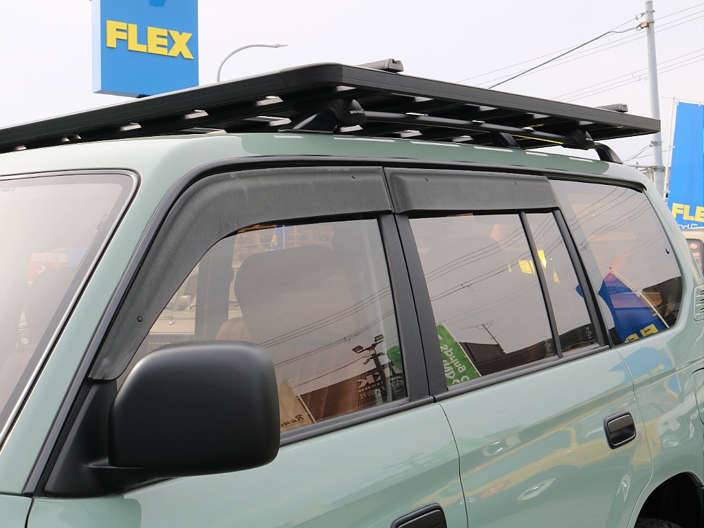 雨の日に便利なバイザー付き。