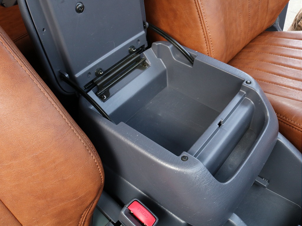 小物を入れる事が出来ます。リップクリームに、フリスクなど。