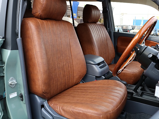 オリジナルクラシックシートカバーインストール済み。