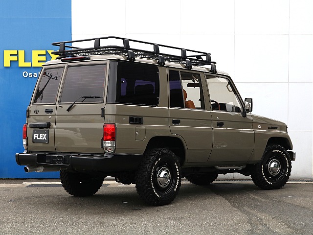 アッシュカーキ×ブラック×メッキの組み合わせが素敵です♪