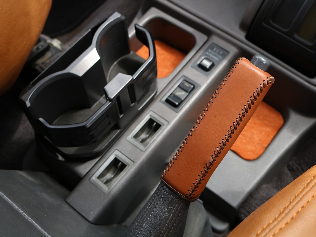 サイドブレーキもレザーカバー装着済み！