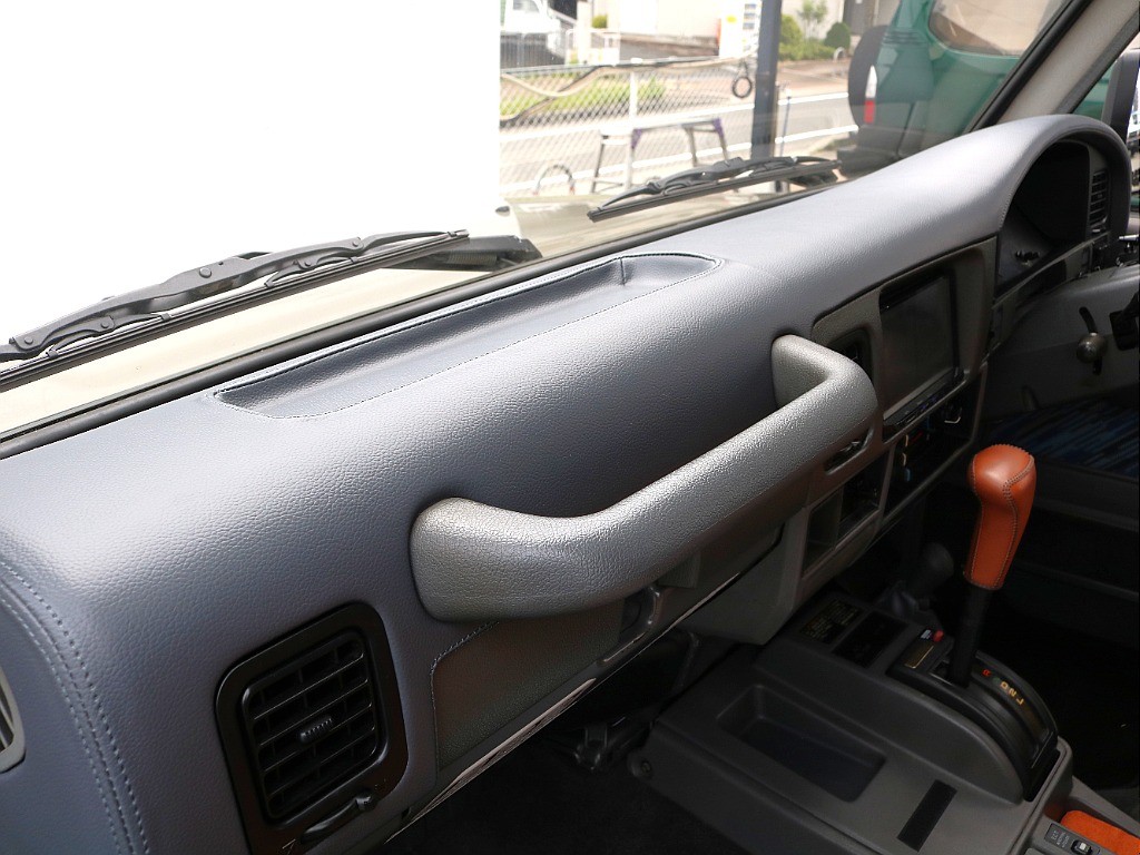 新品ワンオフダッシュボートに張り替え済み！