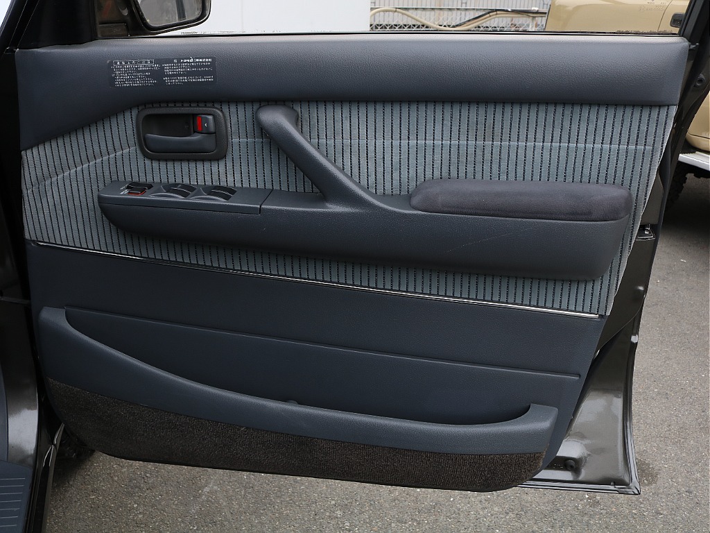 ドア内張1列目右