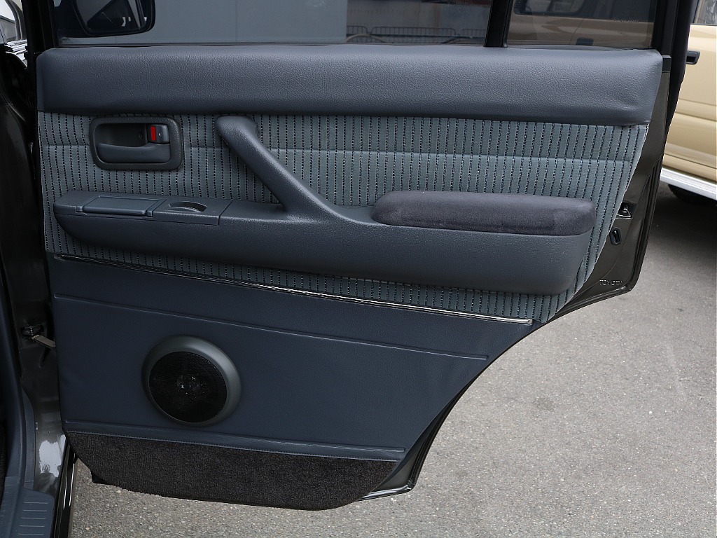 ドア内張2列目右