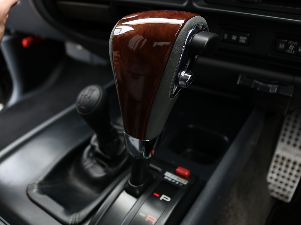 ブラウンウッドシフトノブも装着！！ ステアリングに合いますね♪